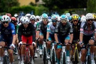Giro dItalia a Groves la sesta tappa. Pedersen resta in maglia rosa