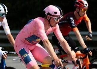 Giro dItalia a Pedersen anche la quinta tappa. Terza vittoria per la maglia rosa