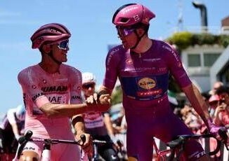 Giro dItalia a Pedersen la tredicesima tappa. Del Toro resiste in maglia rosa