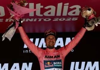 Giro dItalia ad Ayuso la settima tappa. Roglic torna in maglia rosa