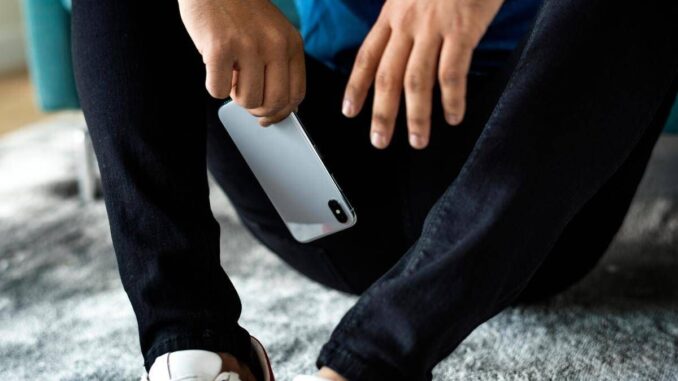 Gli tolgono il cellulare, adolescente finisce in ospedale con crisi d’astinenza