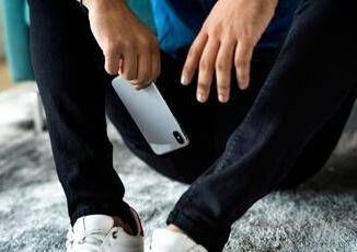Gli tolgono il cellulare adolescente finisce in ospedale con crisi dastinenza