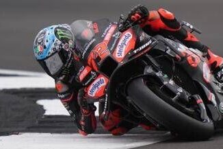 Gp Silverstone capolavoro Bezzecchi. Marc Marquez terzo cade Bagnaia