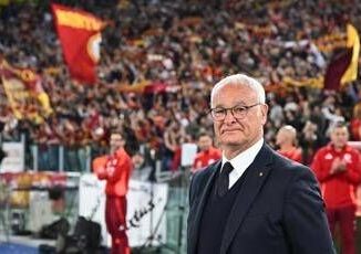 Grande condottiero romanista vero Ranieri omaggio da brividi dellOlimpico Video