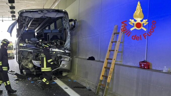 Scontro fra un tir e un bus scolastico nel comasco, morta una maestra
