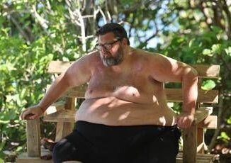 Isola dei Famosi le difficolta di Mario Adinolfi il racconto del naufrago