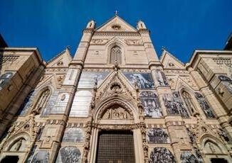 JR trasforma la facciata del Duomo di Napol in un mosaico di volti e storie 3 JR trasforma la facciata del Duomo di Napol in un mosaico di volti e storie