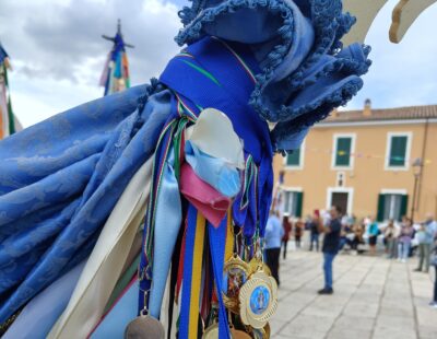 Olbia, la bandiera votiva di Maria Letizia e Pietro Sanna: una storia di famiglia e di devozione 1 Medaglie e decorazioni nella bandiera di Letizia e Pietro