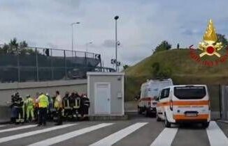 Lomazzo scontro tra camion e pullman con 30 bambini a bordo morta una maestra