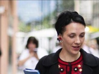 Merano neosindaca Katharina Zeller si toglie fascia tricolore il caso
