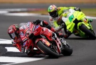 MotoGp caos a Silverstone. Incidente per i fratelli Marquez poi ripartono e cade Bagnaia