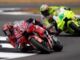 MotoGp caos a Silverstone. Incidente per i fratelli Marquez poi ripartono e cade Bagnaia