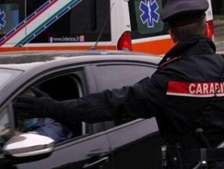 Napoli accoltella la moglie e si barrica in casa con i figli arrestato
