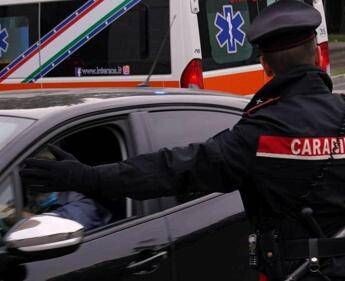 Napoli, accoltella la moglie e si barrica in casa con i figli: arrestato