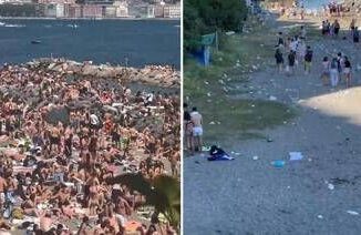 Napoli assalto alle spiagge prima la folla poi i rifiuti Video