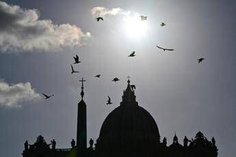 Nuovo Papa, la fumata bianca e i 100 passi: cosa succede dopo l’elezione