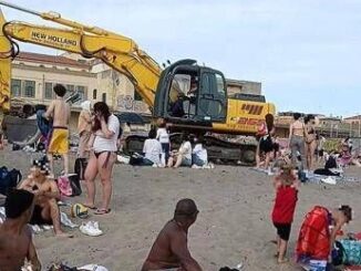 Ostia ruspa tra i bagnanti in spiaggia inaccettabile la denuncia