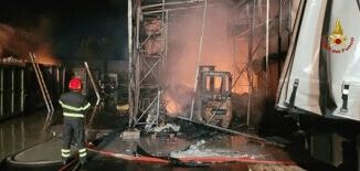 Palermo fiamme in impianto trattamento rifiuti