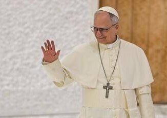 Papa Leone XIV incontra i media No a guerra di parole pace comincia da ognuno di noi