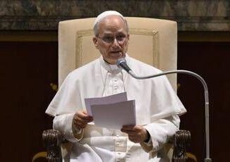 Papa ai diplomatici Basta armi. Dignita per i migranti. Famiglia e unione di uomo e donna