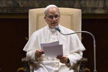Papa ai diplomatici: “Basta armi. Dignità per i migranti. Famiglia è unione di uomo e donna”