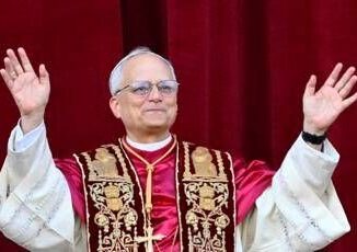 Papa rito di intronizzazione papale storia e simbolismo delle vesti pontificie
