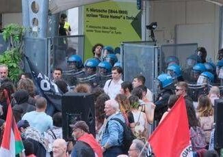 Pro Pal tentano di entrare al Salone del Libro di Torino tensioni con polizia