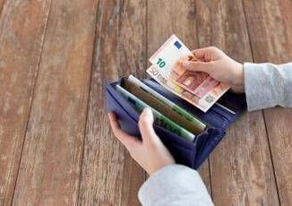 Rateizzano rinunciano a spese salute hanno scarsa fiducia in istituzioni ecco gli italiani del 2025