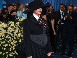 Rihanna incinta lannuncio con pancione al Met Gala