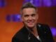 Robbie Williams torna con lalbum Britpop da oggi il primo brano Rocket