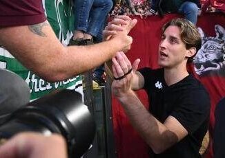 Roma Fiorentina Bove in lacrime per labbraccio della Curva Sud Video
