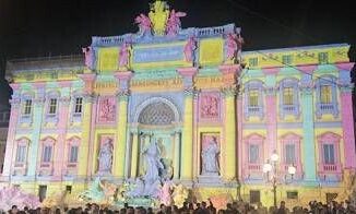 Roma Fontana di Trevi illuminata per gli Internazionali di tennis
