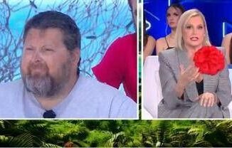 Simona Ventura contro Mario Adinolfi allIsola dei Famosi Io madre adottiva la mia e una famiglia vera