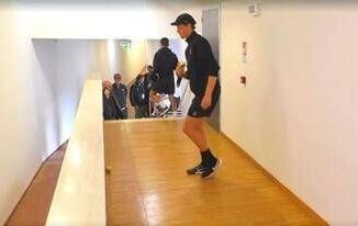 Sinner la pioggia ritarda il match con Cerundolo. E lui gioca a bocce Video
