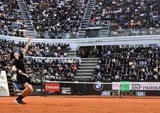 Sinner un braccio di ferro arancione e il tifo per. Ruud cori e cartelloni al Foro