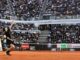Sinner un braccio di ferro arancione e il tifo per. Ruud cori e cartelloni al Foro
