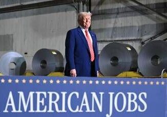 Trump raddoppia i dazi Dal 4 giugno al 50 su acciaio e alluminio