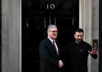 Ucraina Londra vara 100 nuove sanzioni contro la Russia. Nuovo pacchetto dallUe