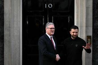 Ucraina, Londra vara 100 nuove sanzioni contro la Russia. Nuovo pacchetto dall’Ue
