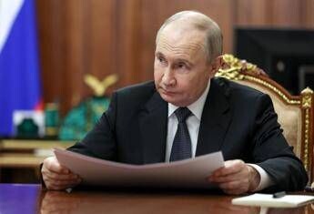 Ucraina, Putin attacca: “Sanzioni? Occidente si danneggia da solo, idioti”