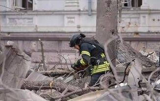 Ucraina drone Russia su bus a Sumy morti 9 civili. Zelensky Omicidio mirato