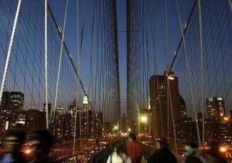 Usa nave scuola messicana contro ponte di Brooklyn 2 morti e 19 feriti