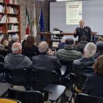 i carabinieri incontrano i cittadini per metterli in guardia contro le truffe online