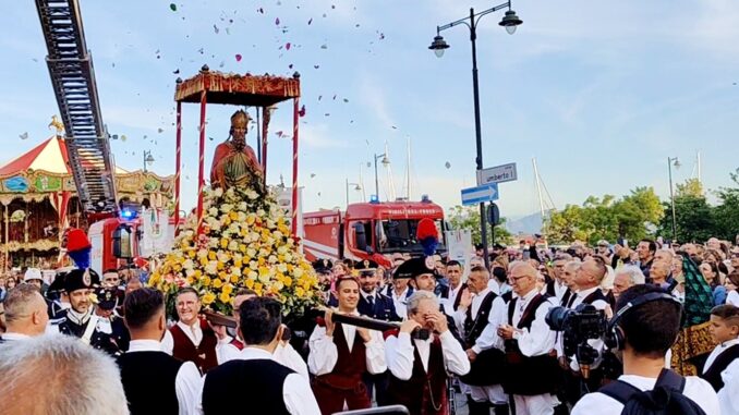 Pioggia di petali su San Simplicio Pioggia di petali su San Simplicio