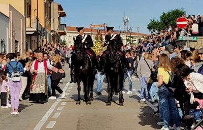 Olbia in festa per San Simplicio: tradizione, fede e petali di rosa 1 Don Tamponi precede il simulacro delSanto Patrono