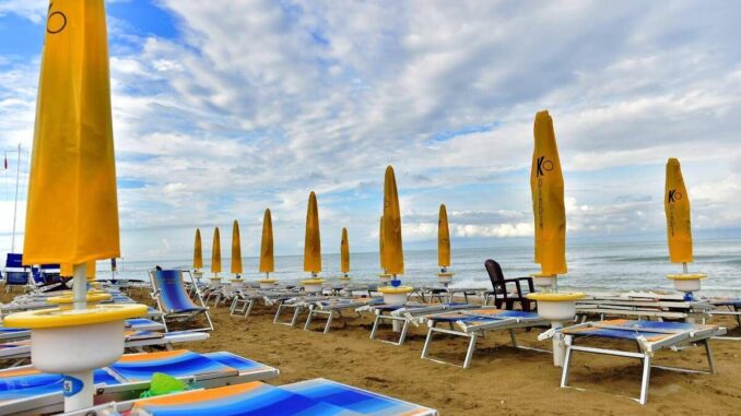 Alba Adriatica, auto piomba in spiaggia e ferisce bagnanti