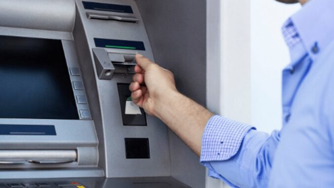 Banche, senza sportelli il 37% Comuni lombardi: cosa succederà con il risiko?