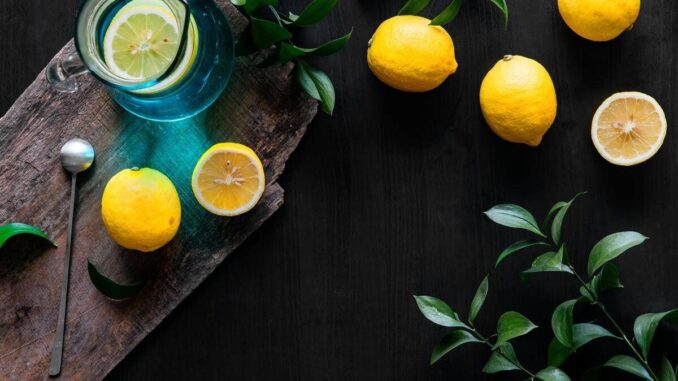 Bere acqua e limone al mattino fa bene? Cosa dice lo scienziato