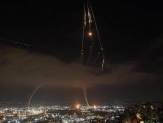 Buio missili paura e confusione la strategia notturna dellIran contro Israele