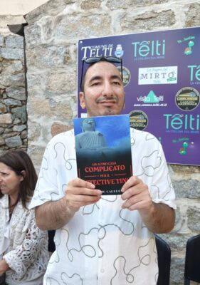 Ottavio Careddu ce l’ha fatta: a Telti il suo libro diventa simbolo di coraggio e determinazione 2 Ottavio Careddu con il suo libro
